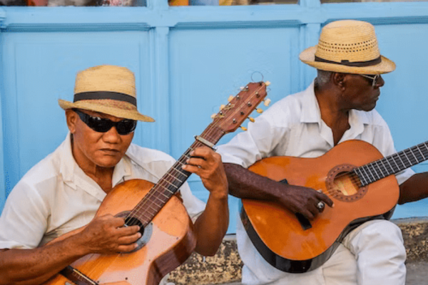 Señores con guitarra en La Habana