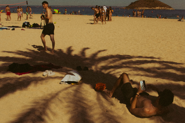 playa Mallorca con chico tumbado